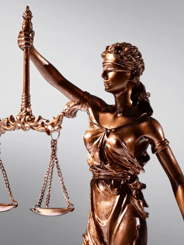 Estátua da Justiça com a balança erguida